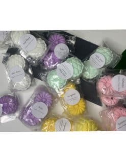 en flok forskellige farvede slikkepinde pakket ind i plastik.