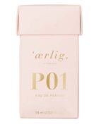 En lyserød æske med en flaske Ærlig P01 – Eau de Parfum 15 ml glasflaske spray REJSE.