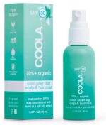 Billede af COOLA Scalp & Hair Mist Sunscreen SPF30 (vandafvisende 80min) 60ml, med en grøn sprayflaske ved siden af dens matchende æske med detaljer om organiske ingredienser og fordele såsom UV-beskyttelse og vandbestandighed.