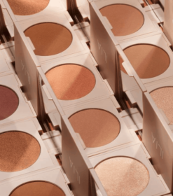 et nærbillede af mange forskellige nuancer af makeup.