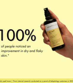 en person med en flaske lotion i hånden.