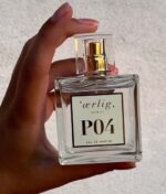 Hånd, der holder en klar glasflaske "Ærlig P04 Eau de Parfum 100 ml glasflaske" mod en lys baggrund.