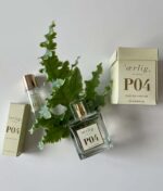 Der vises tre parfumeprodukter fra mærket "ærlig" mærket Ærlig P04 Eau de Parfum 100 ml glasflaske. Varerne inkluderer en æske, en lille flaske og en større flaske foran, alle placeret på en overflade med grønne blade.