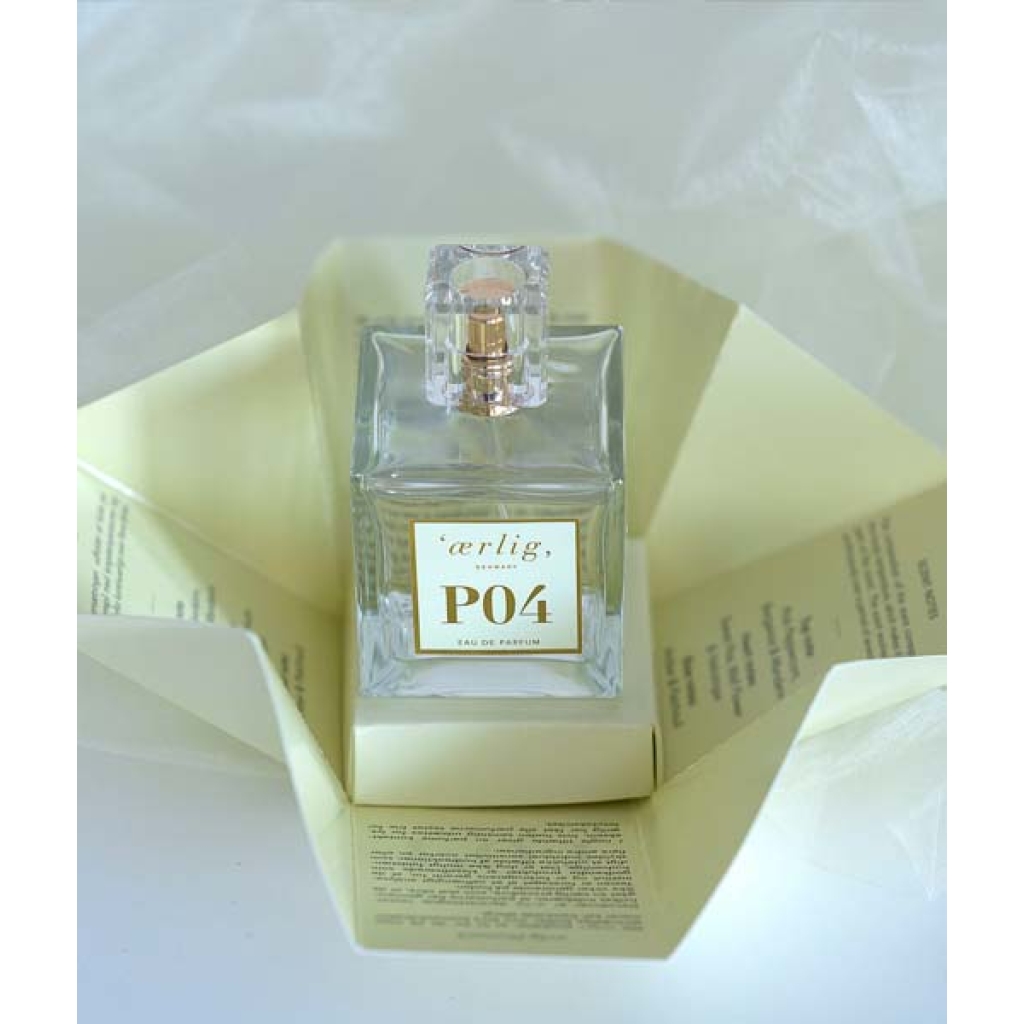En klar glasflaske "Ærlig P04 Eau de Parfum 100 ml glasflaske" med en firkantet, gennemsigtig hætte vises på et udfoldet instruktionsark med tekst.