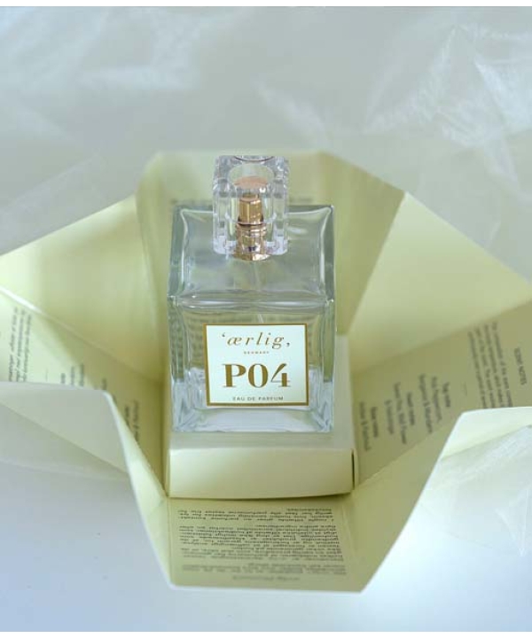 En klar glasflaske "Ærlig P04 Eau de Parfum 100 ml glasflaske" med en firkantet, gennemsigtig hætte vises på et udfoldet instruktionsark med tekst.