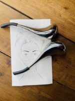 en tegning af en kvindes ansigt på et stykke papir.