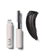en mascara og mascara tube ved siden af.