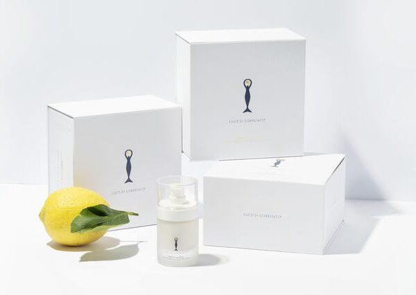 en citron, en flaske lotion og en kasse lotion.