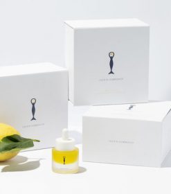 en citron og en flaske lotion ved siden af en kasse lotion.