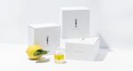 en citron og en flaske lotion ved siden af en kasse lotion.