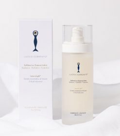 en flaske lotion, der sidder ved siden af en kasse lotion.