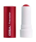 En læbepomadetube med rødt låg mærket "COOLA Mineral Liplux® SPF30 - Firecracker", vist med låget af, hvilket afslører den rødtonede balsam.