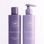 to flasker shampoo, der sidder ved siden af hinanden.