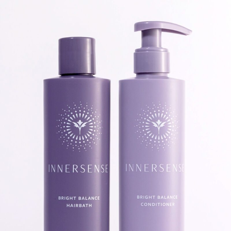 to flasker shampoo, der sidder ved siden af hinanden.