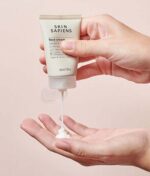 En persons hånd holder en tube Skin Sapiens Face Cream 40 ml.
