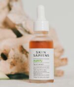 En flaske Skin Sapiens Mattify Facial Serum 30 ml på et bord.