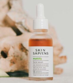 En flaske Skin Sapiens Mattify Facial Serum 30 ml på et bord.