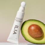 en avocado ved siden af en tube læbesmør.