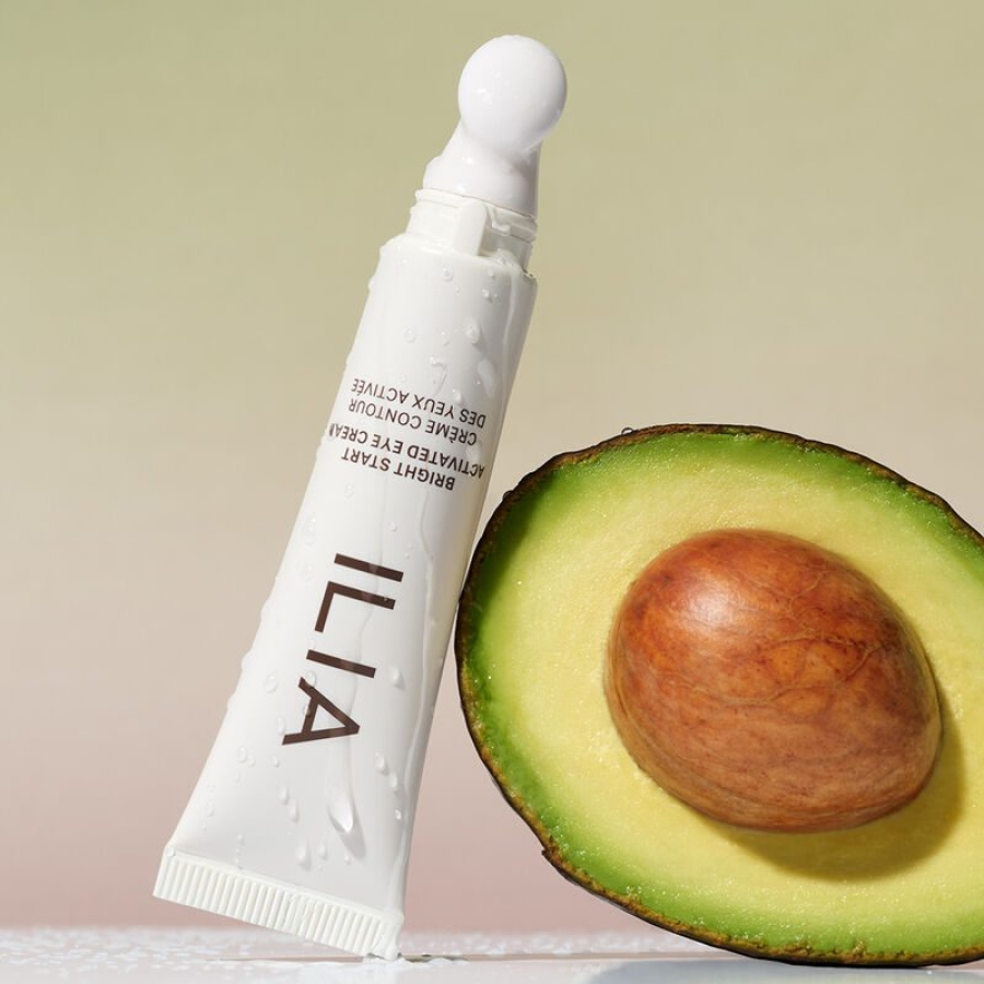 en avocado ved siden af en tube læbesmør.