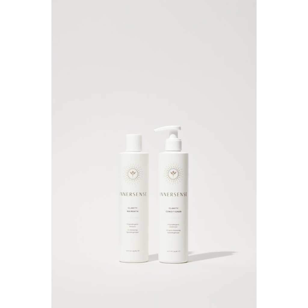 to flasker bodylotion på hvid baggrund.
