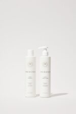 to flasker bodylotion på hvid baggrund.