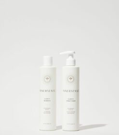 to flasker bodylotion på hvid baggrund.