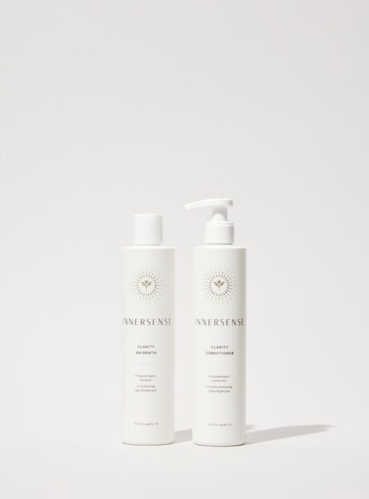 to flasker bodylotion på hvid baggrund.
