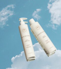 et par flasker lotion, der sidder på toppen af en sky.