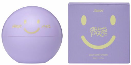 et æg formet som et smiley ansigt ved siden af en æske.