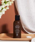 Plantebaseret keratin: Genopbygger hårets struktur og styrker elasticiteten, hvilket reducerer fremtidige skader. Crambe Abyssinica: Tilfører intens fugt, forbedrer hårets lipidfilm og giver et blødt, glansfuldt look. Økologisk kokosvand: Rig på vitaminer B og C samt aminosyrer, der fremmer sund hovedbund og stærkere hårstrå. Certificeringer 65% økologisk indhold 99% naturligt indhold Vegansk og glutenfri Leaping Bunny Certified (cruelty-free) John Masters Organics Overnight Hair Mask er det ideelle valg til dig, der ønsker at vågne op til sundt, stærkt og velplejet hår hver morgen.