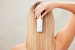 En kvinde reder sit hår med Innersense Hair Renew Daily Active Serum 29 ml.