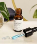 en glasflaske med serum, ceramider og pipette