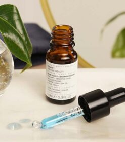 en glasflaske med serum, ceramider og pipette