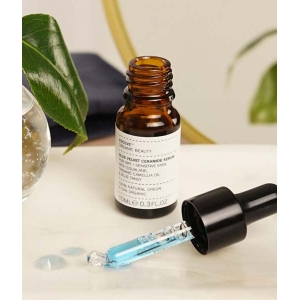 en glasflaske med serum, ceramider og pipette