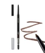 en blyant og eyeliner på en hvid baggrund.