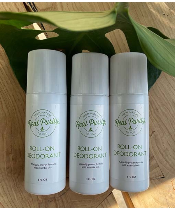 tre rulle - på deodoranter, der sidder ved siden af en plante.