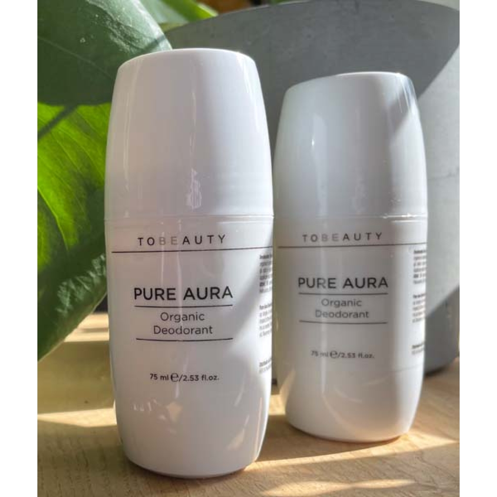 to flasker ren aura deodorant på et bord.
