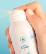 en håndsprøjte en flaske COOLA Mineral Body Spray Duftfri SPF 30 - 148 ml solcreme.