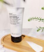 en tube Evolve Organic Beauty Climate Defense SPF30 Cream 40 ml siddende på en træbakke.
