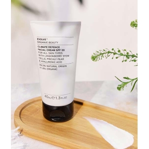 en tube Evolve Organic Beauty Climate Defense SPF30 Cream 40 ml siddende på en træbakke.