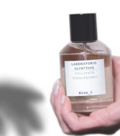 en kvinde med en flaske parfume.