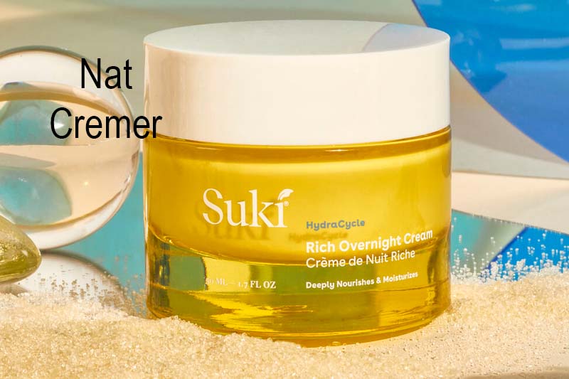 Suki nat cremer med sand og sand.