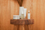 Innersense Hair Renew Scalp Oil 29 ml på en trætaburet ved siden af en væg.