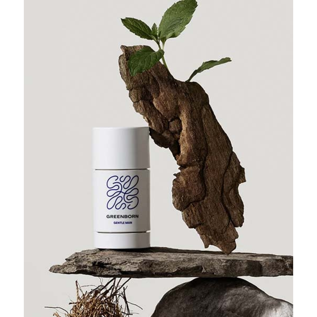 En flaske Green Born Deo Stick Gentle Man 50 g med en plante ovenpå.