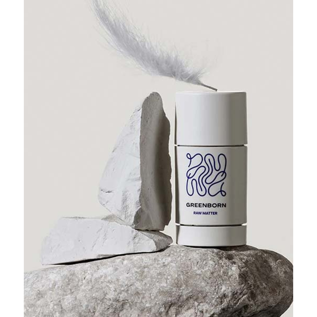Green Born Deo Stick Raw Matter 50 g med en fjer på toppen.