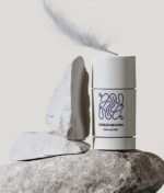 Green Born Deo Stick Raw Matter 50 g med en fjer på toppen.