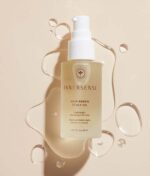 En flaske Innersense Hair Renew Scalp Oil 29 ml på en beige baggrund.