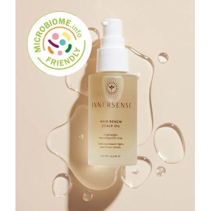 En flaske Innersense Hair Renew Scalp Oil 29 ml på en beige baggrund.