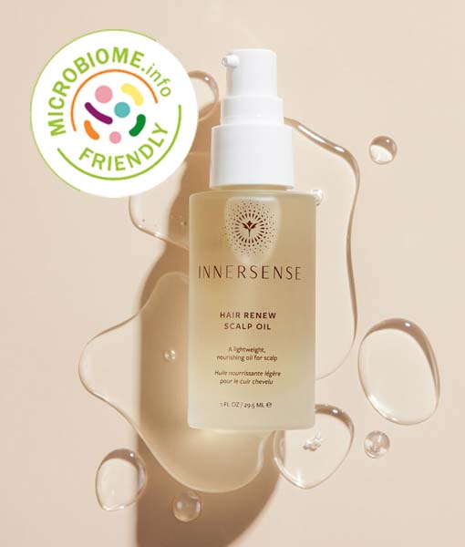 En flaske Innersense Hair Renew Scalp Oil 29 ml på en beige baggrund.