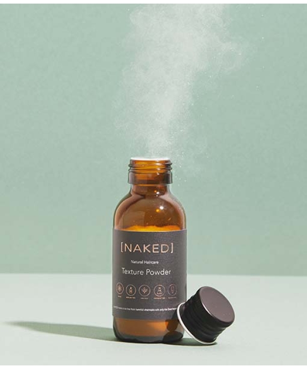 En NAKED - Natural Haircare tekstur pulver 9 g flaske farvet med en damp, der kommer ud af den.